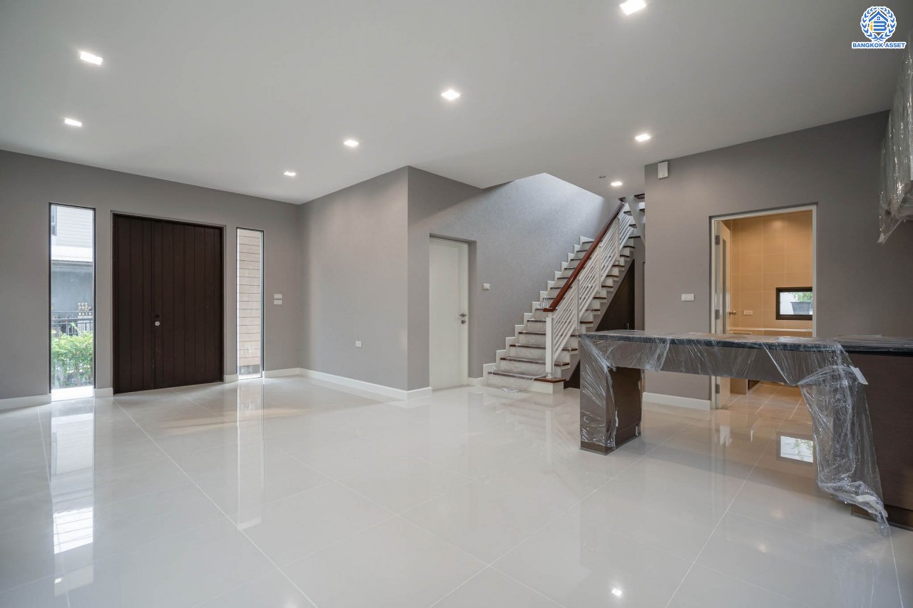 บ้านมือสองตกแต่งใหม่ จากแบรนด์ Sansiri โครงการ เศรษฐสิริ ชัยพฤกษ์-แจ้งวัฒนะ เนื้อที่ 53.3 ตร.ว. ฟังก์ชัน 3 ห้องนอน 3 ห้องน้ำ จอดรถได้ 2 คัน พร้อม Facilities ครบครัน! บนทำเลโซนเมือง เชื่อมต่อทุกการเดินทาง ใกล้เซ็นทรัลแจ้งวัฒนะ, เมืองทองธานี, ทางด่วน "ศรีรัช" และรถไฟฟ้าสายสีชมพู "สถานีปากเกร็ด"...